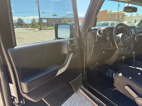 Used 2016 Jeep Wrangler Unlimited Rubicon w/ Connectivity Group AWD/4WD image 13