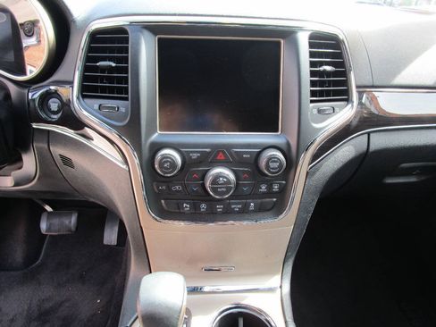 Used 2017 Jeep Grand Cherokee Overland AWD/4WD image 12