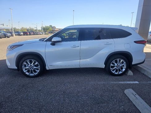 Used 2023 Toyota Highlander Limited image 2