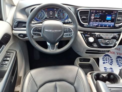 Used 2024 Chrysler Pacifica Touring-L FWD image 4