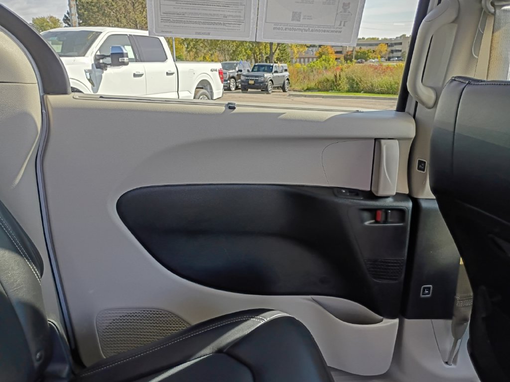 Used 2024 Chrysler Pacifica Touring-L FWD image 24