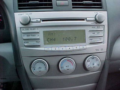 Used 2010 Toyota Camry LE FWD image 19