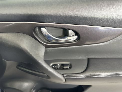 Used 2018 Nissan Rogue SV image 31