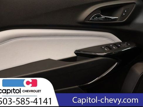 Used 2025 Chevrolet Trax LT w/ LT Convenience Package image 12