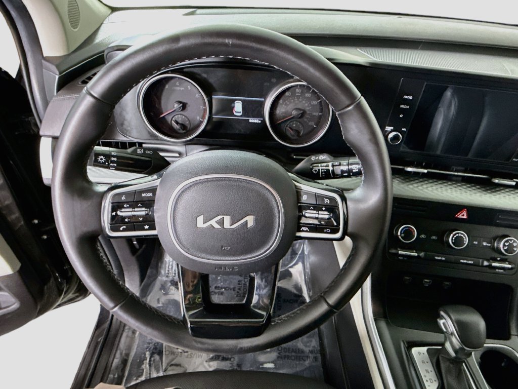 Used 2022 Kia Carnival LX FWD image 20