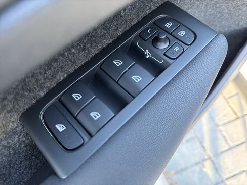 Certified 2025 Volvo XC40 B5 Core image 15