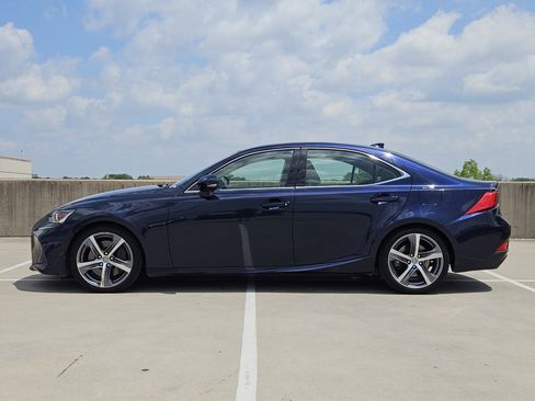 Used 2018 Lexus IS 300 w/ Comfort Package RWD image 2