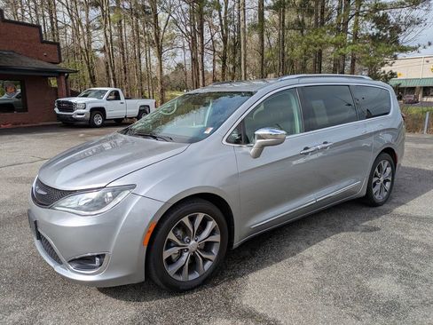 Used 2019 Chrysler Pacifica Limited image 8