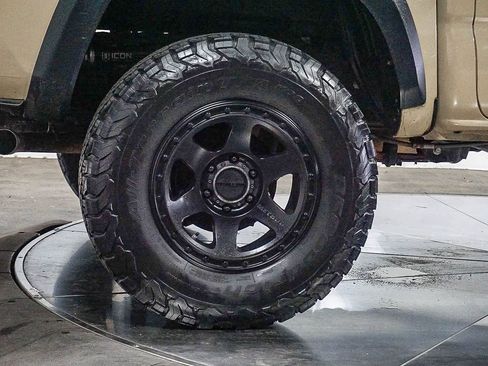 Used 2019 Toyota Tacoma TRD Off-Road w/ Technology Package image 7