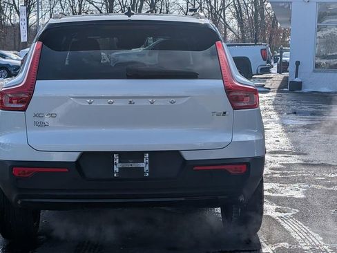 Used 2021 Volvo XC40 T5 R-Design image 3
