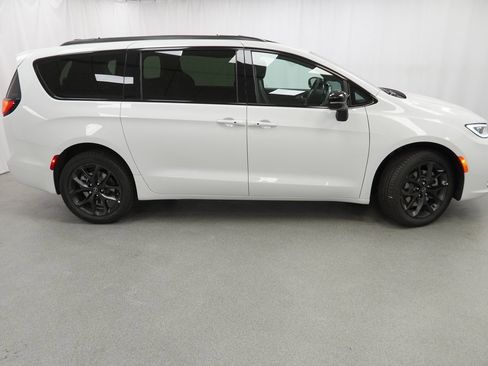 New 2026 Chrysler Pacifica Limited w/ S Appearance Package image 9