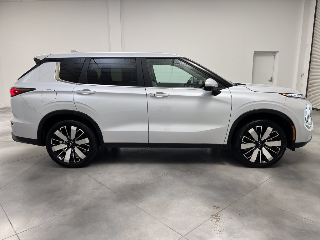 Used 2025 Mitsubishi Outlander SE AWD/4WD image 10