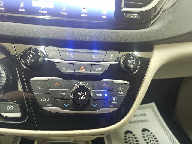 Used 2023 Chrysler Pacifica Touring-L FWD image 10