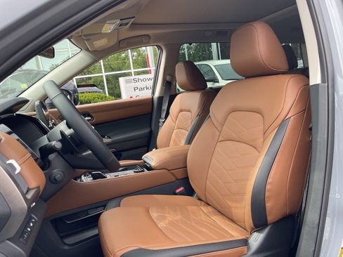 New 2025 Nissan Pathfinder Platinum image 12