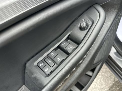 Used 2023 Jeep Grand Cherokee L Laredo image 17