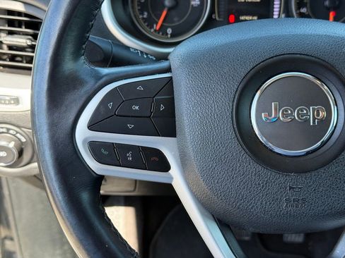 Used 2018 Jeep Cherokee Latitude Plus AWD/4WD image 15