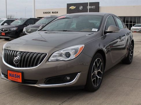 Used 2017 Buick Regal Sport Touring FWD image 2