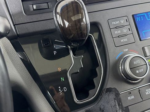 Used 2015 Toyota Sienna XLE w/ XLE Navigation Package FWD image 21