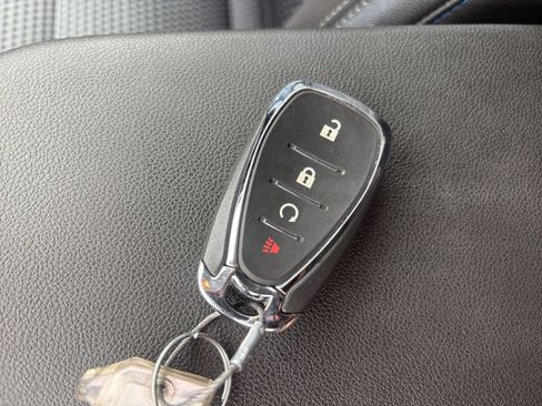 Used 2025 Chevrolet Trax LT FWD image 19