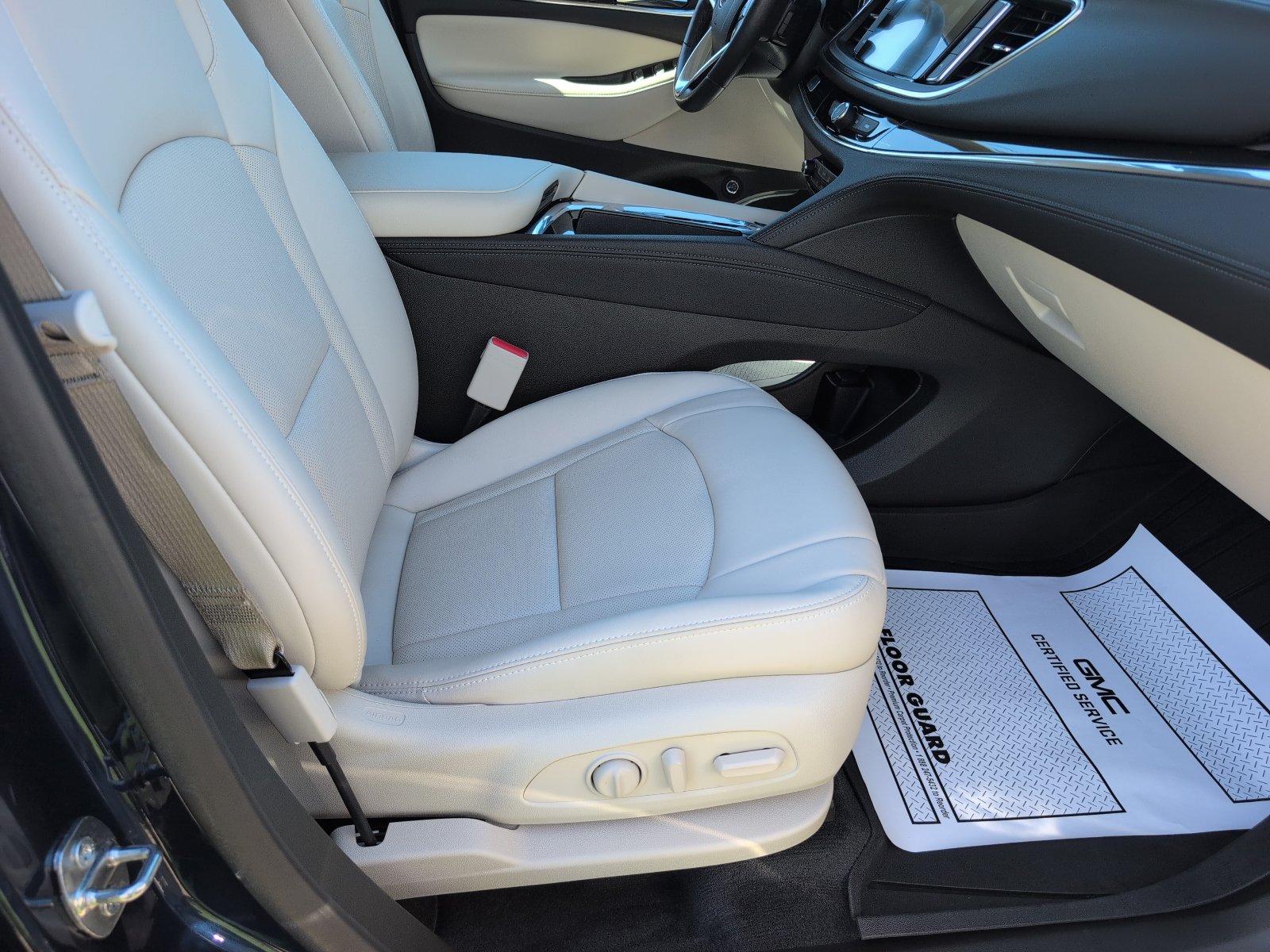 Used 2023 Buick Enclave Essence w/ Experience Buick Package FWD image 9