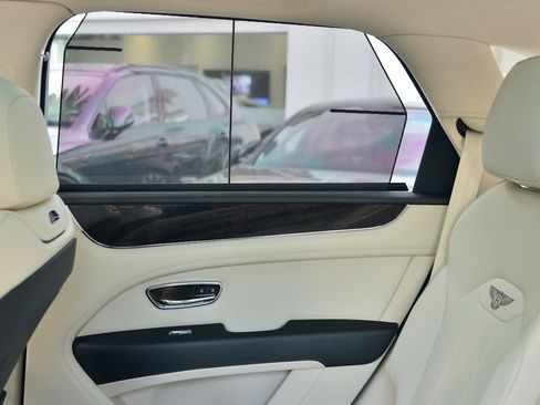 Used 2023 Bentley Bentayga AWD/4WD image 13