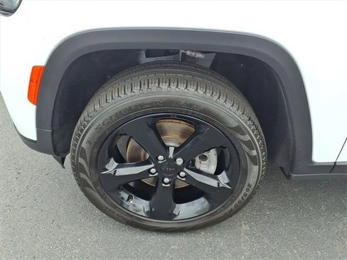 Used 2024 Jeep Grand Cherokee L Limited w/ Black Appearance Package image 4