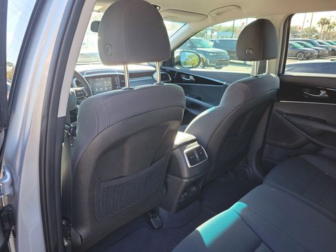 Used 2020 Kia Sorento AWD V6 image 16