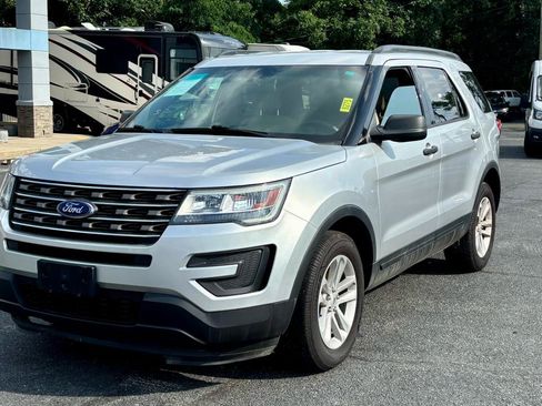 Used 2017 Ford Explorer 4WD image 2