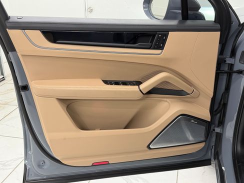 Certified 2025 Porsche Cayenne GTS AWD/4WD image 29