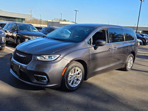 Used 2023 Chrysler Pacifica Touring-L FWD image 1