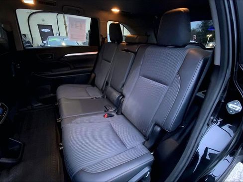 Used 2015 Toyota Highlander LE image 20