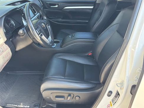 Used 2019 Toyota Highlander XLE w/ Carpet Mat Package (TMS) image 10