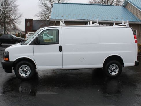 Used 2022 GMC Savana 2500 image 2