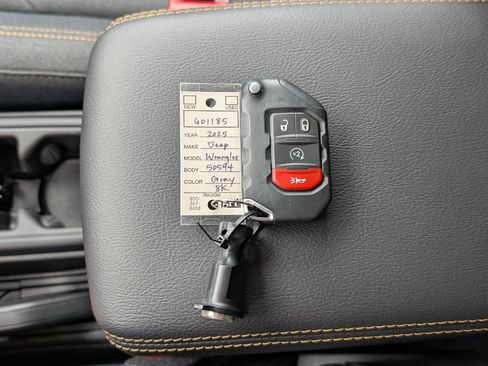 Used 2025 Jeep Wrangler Unlimited Sahara AWD/4WD image 35