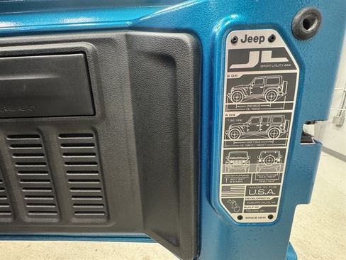 Used 2024 Jeep Wrangler Unlimited w/ Convenience Group AWD/4WD image 18