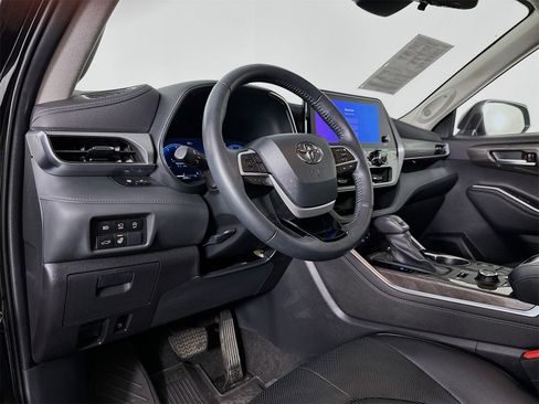 Used 2023 Toyota Highlander Platinum image 9