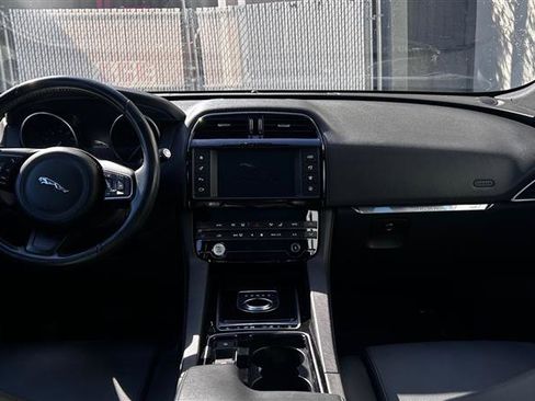 Used 2018 Jaguar F-PACE Premium image 9