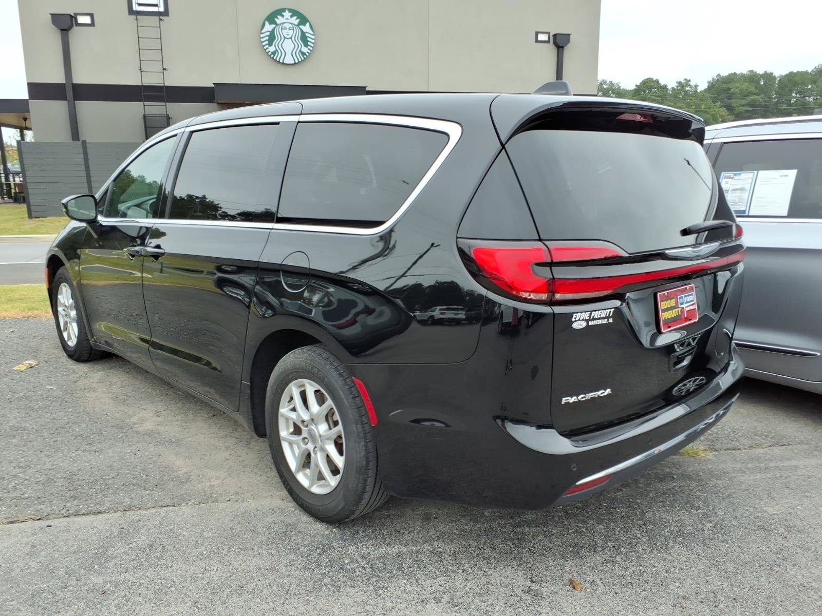 Used 2025 Chrysler Pacifica Select FWD image 3