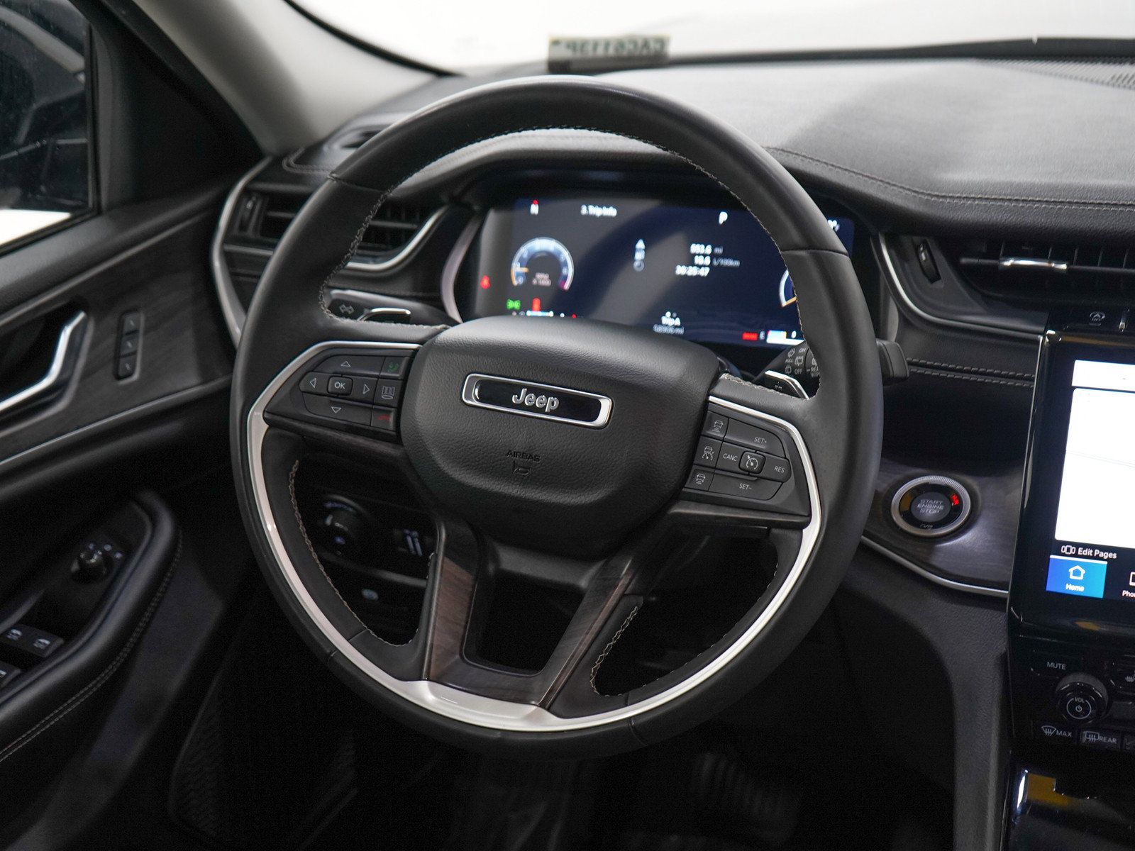 Used 2023 Jeep Grand Cherokee Limited AWD/4WD image 15