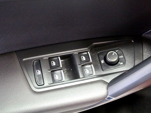 Used 2018 Volkswagen Tiguan SE w/ Panoramic Sunroof Package image 21