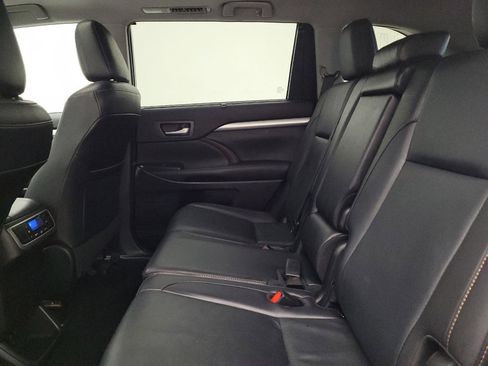 Used 2019 Toyota Highlander XLE AWD/4WD image 18