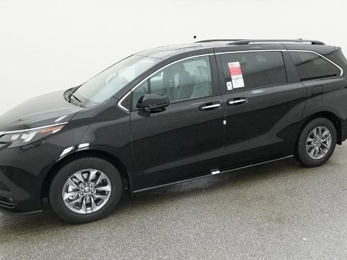 New 2026 Toyota Sienna XLE FWD image 21