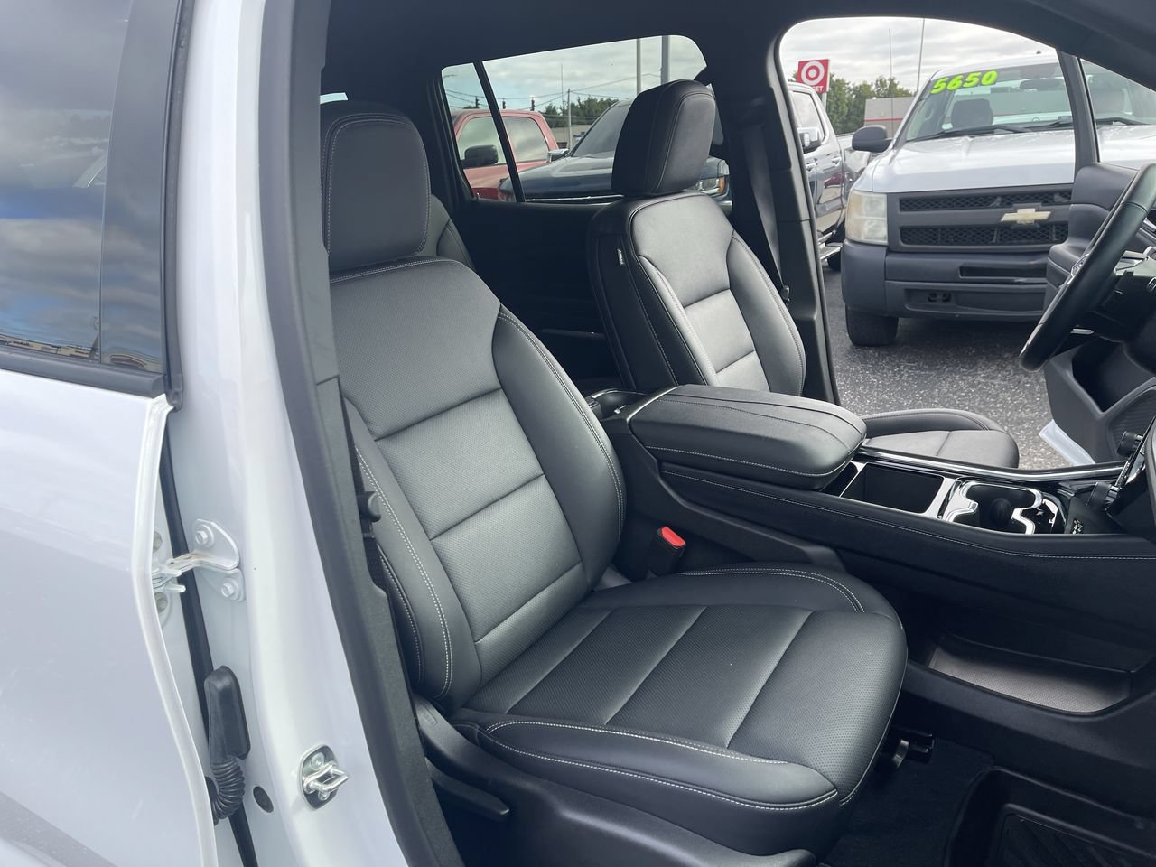 Used 2025 Chevrolet Traverse LT FWD image 28
