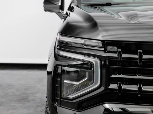 Used 2023 Chevrolet Tahoe Z71 w/ Luxury Package AWD/4WD image 3