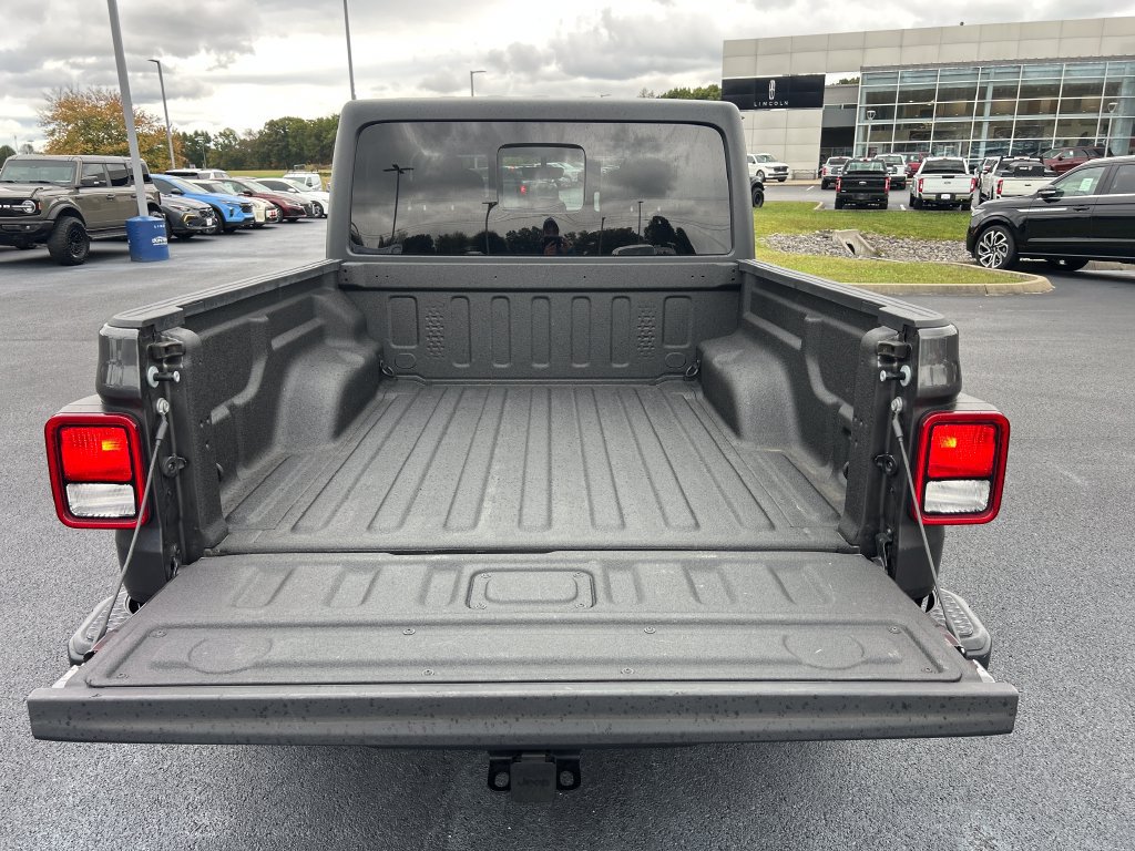 Used 2022 Jeep Gladiator Overland w/ Cold Weather Group AWD/4WD image 9