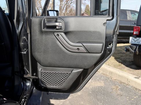 Used 2018 Jeep Wrangler Unlimited Sahara AWD/4WD image 36