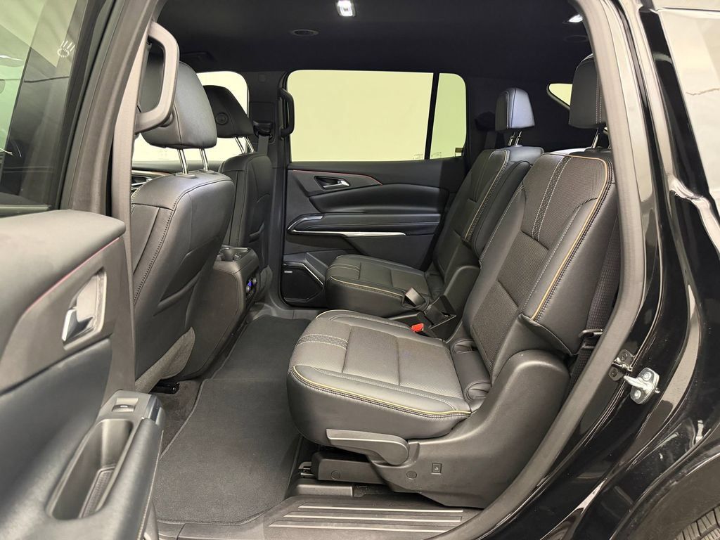 Used 2025 Chevrolet Traverse High Country FWD image 13