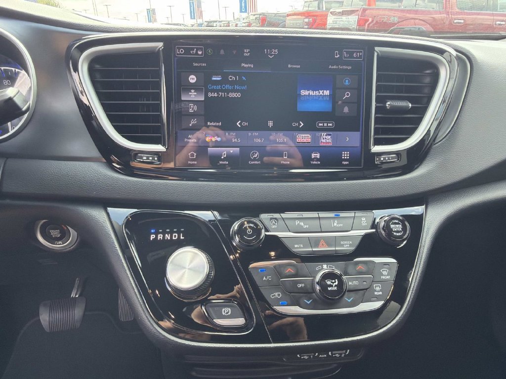 Used 2025 Chrysler Pacifica Select FWD image 28