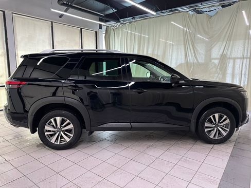 Used 2025 Nissan Pathfinder SL AWD/4WD image 3