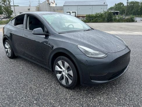 Used 2024 Tesla Model Y 2WD image 2